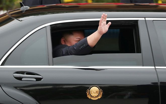 Ông Kim Jong-un mở cửa chống đạn, vẫy tay chào người dân Việt Nam