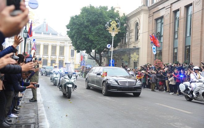 Cận cảnh đoàn xe hộ tống chủ tịch Kim Jong-un đến Hà Nội