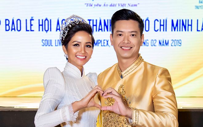 Cùng mặc áo dài, siêu mẫu Hồ Đức Vĩnh 'thả tim' H'Hen Niê, fan nhộn nhịp 'đẩy thuyền'