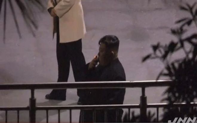Ông Kim Jong-un dừng chân nghỉ hút thuốc trên hành trình tới Việt Nam