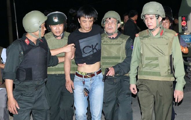 Khởi tố 4 đối tượng vận chuyển ma túy ôm vũ khí ‘nóng’ cố thủ