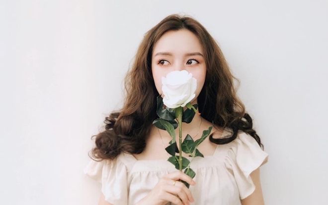 Cô gái khoe nhan sắc kiêu sa bên hoa hồng trắng nhưng hậu trường chụp ảnh siêu hài hước mới là điều gây chú ý