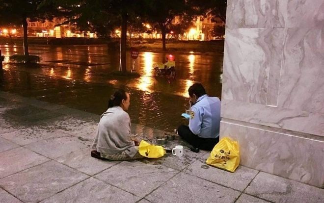 Có một tình yêu ấm áp và giản đơn như thế: Vợ mang cơm đến cho chồng làm bảo vệ trong đêm mưa rét ở Sài Gòn