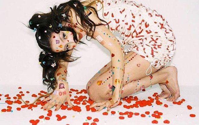 Sunmi tung teaser với sticker dán chi chít trên người: Liệu sẽ là một hình tượng chưa từng có từ trước tới nay?