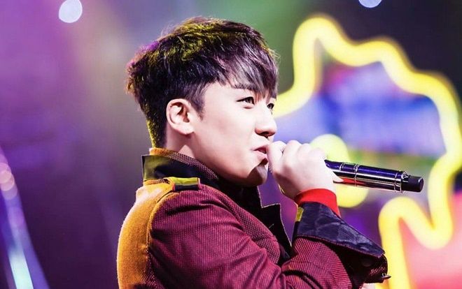 Ồn ào chưa dừng lại với Seungri, hình ảnh anh đang hút bóng cười tại Việt Nam lại bị rò rỉ