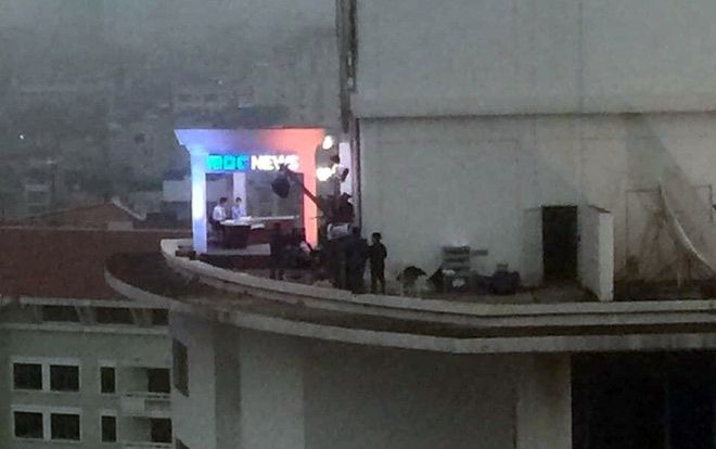 Trường quay di động trên mái nhà tại Hà Nội của các nhà đài quốc tế được dựng lên như thế nào?