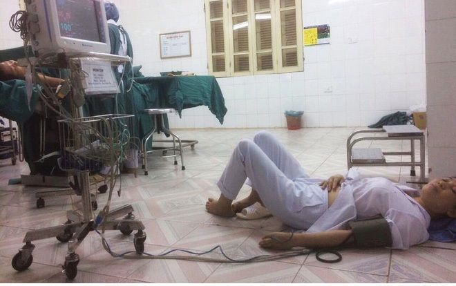 Hình ảnh mẹ là bác sĩ mệt ngất trên sàn bệnh viện và lời tâm sự của cô con gái khiến nhiều người xúc động