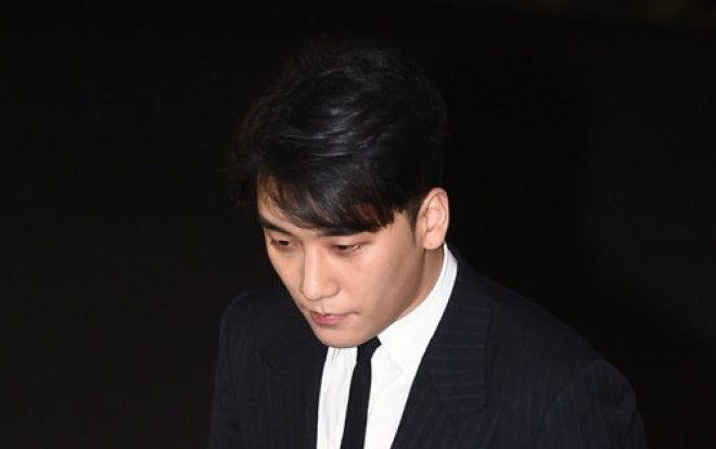 Clip: Fan 'xót lòng' khi Seungri bị truyền thông bủa vây, đập cả mic máy quay vào đầu để 'săn tin'