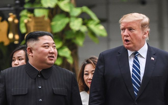 Tổng thống Trump và Chủ tịch Kim đi dạo trong khuôn viên khách sạn Metropole