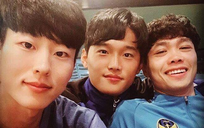 Công Phượng hạnh phúc trong vòng tay… hai soái ca Hàn Quốc