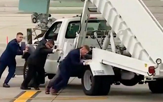 Sự cố thang chuyên cơ của ông Trump bị liên tưởng tới hội nghị Mỹ - Triều