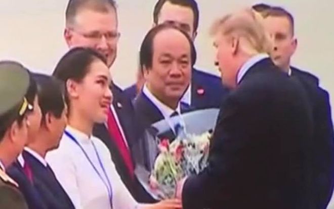 Nữ sinh giỏi 2 ngoại ngữ diện áo dài do HH Ngọc Hân thiết kế tặng hoa tiễn Tổng thống Donald Trump