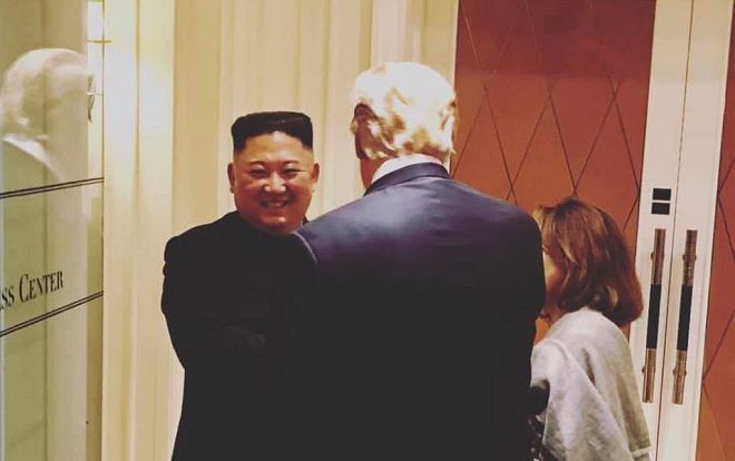 Chủ tịch Kim tươi cười chào tạm biệt Tổng thống Trump sau thượng đỉnh