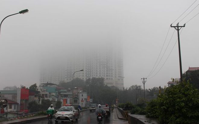 Người Hà Nội than trời vì nồm ẩm kéo dài suốt mấy ngày qua