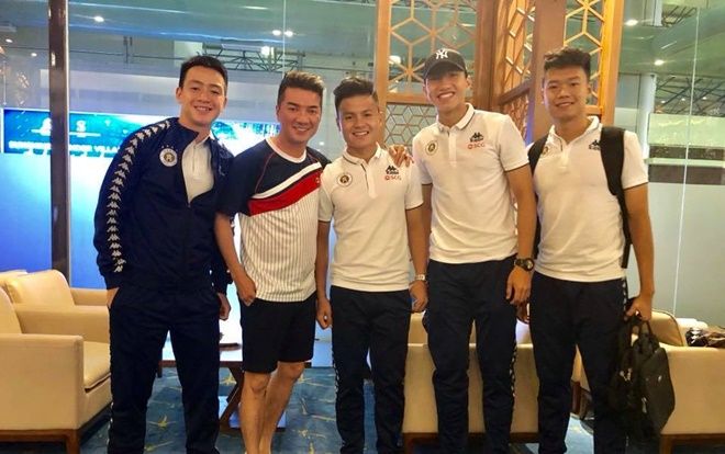 Đàm Vĩnh Hưng rủ rê Quang Hải, Thành Lương qua Mỹ xem lưu diễn