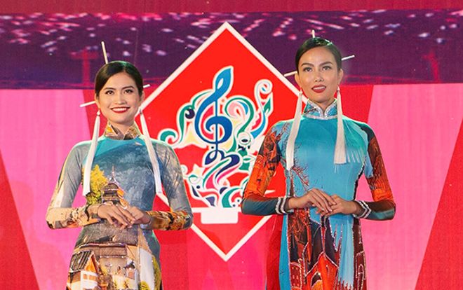 Áo dài lụa in họa tiết tôn vinh vẻ đẹp biển đảo quê hương