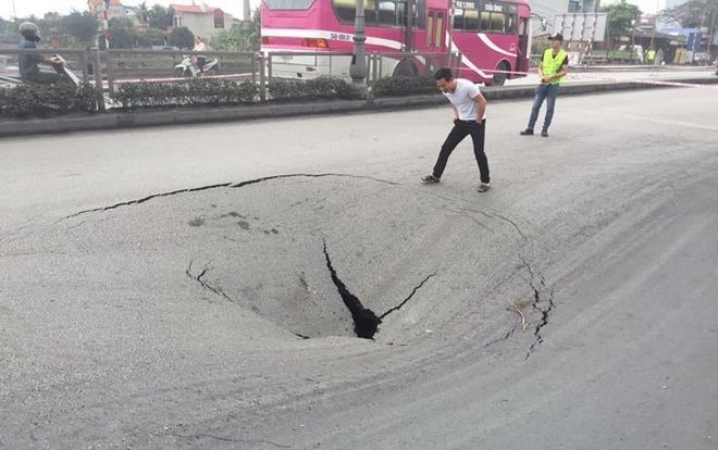 'Hố tử thần' bất ngờ xuất hiện trên quốc lộ 18 ở Quảng Ninh