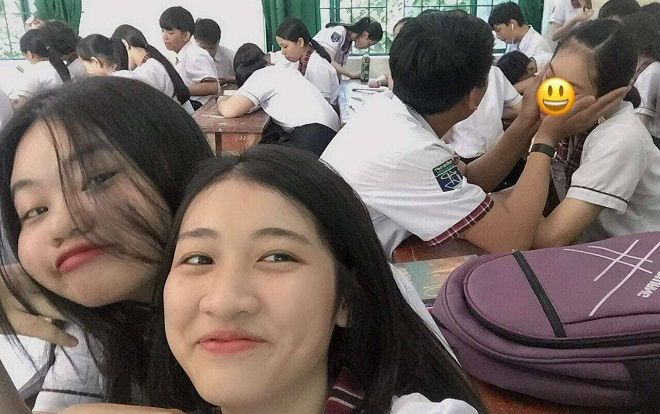 Cặp đôi mải mê âu yếm nhau trong lớp lọt vào khung ảnh của 2 bạn nữ F.A chụp ảnh 'tự sướng' khiến nhiều người bật cười