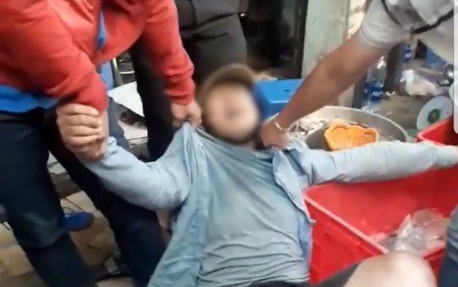 Thanh niên lăn ra ăn vạ khi bị bắt vì giật điện thoại: 'Vợ em vừa sinh, mẹ bị tai biến, mấy anh tha cho em'