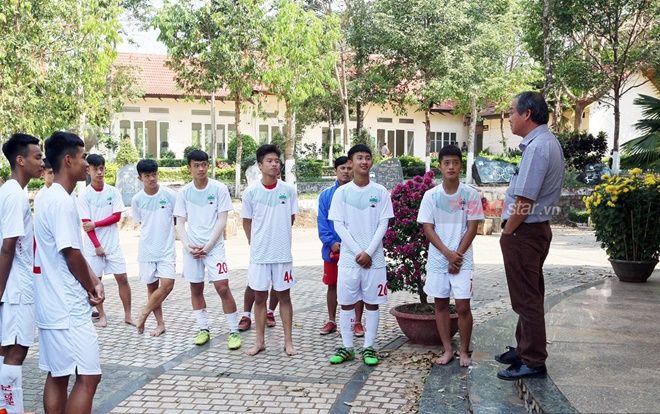 Bầu Đức trực tiếp răn dạy đạo đức sân cỏ cho đàn em Công Phượng