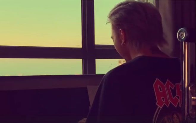 Clip: Chỉ là ngân nga 'dăm ba' câu hát, Soobin Hoàng Sơn đã khiến các fan như 'tan nát' trái tim