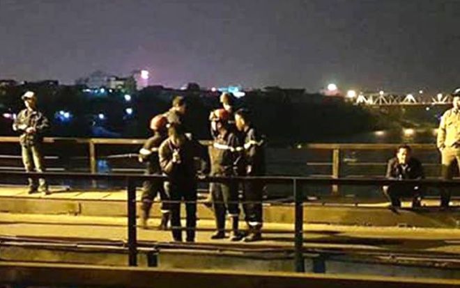 Trèo qua lan can cầu Long Biên rồi đi bộ trên đường sắt, người đàn ông bị tàu hỏa hất văng xuống sông Hồng mất tích