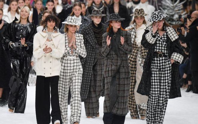 BST cuối cùng của Karl Lagerfeld được tưởng nhớ trên nền tuyết trắng xóa