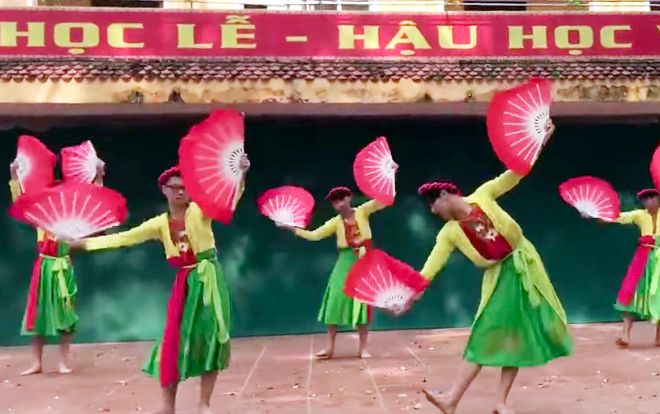 Nam sinh trường người ta chuẩn bị quà tặng một nửa yêu thương cực chất