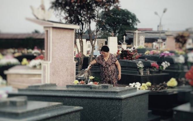 Người mẹ già 10 năm vẫn đều đặn chăm mộ con trai: 8/3 không quà không hoa, chỉ cần con bên mẹ là đủ!