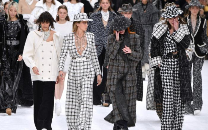 Dàn mẫu rơi nước mắt tưởng nhớ Karl Lagerfeld tại show Thu/Đông Chanel 2019