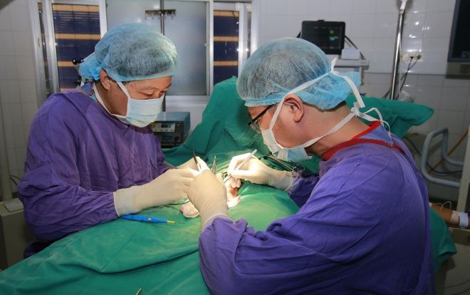 Bị văng trúng vùng kín khi đang đá bóng, nam sinh viên đại học bị vỡ nát một bên tinh hoàn