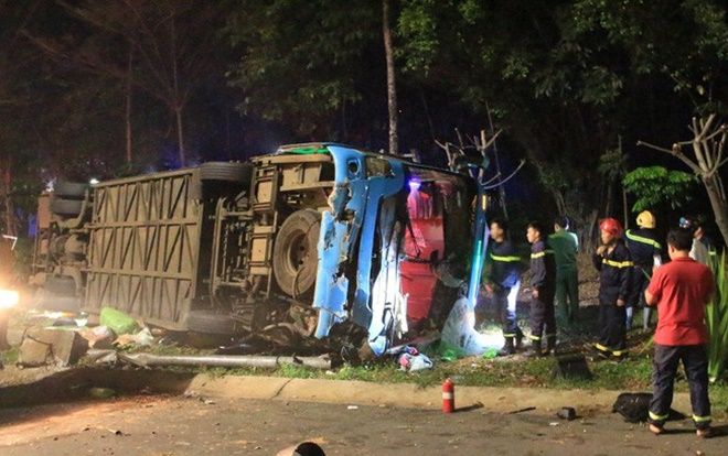 Bình Dương: Va chạm giao thông giữa ngã tư khiến xe khách bị lật ngang, tài xế xe tải tử vong