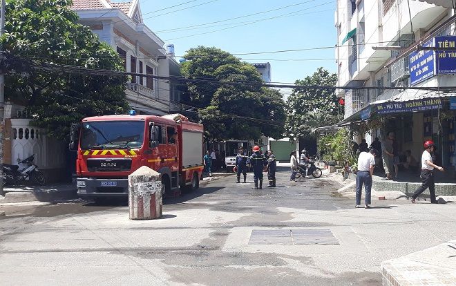 3 căn hộ ở chung cư Sài Gòn cháy dữ dội, cư dân tháo chạy thục mạng giữa trưa nắng