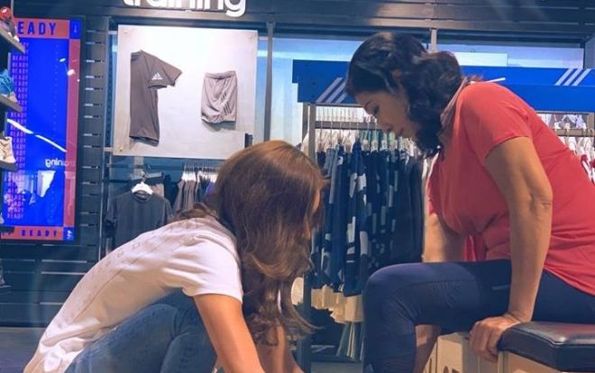 Minh Tú khiến fan nức nở khi cúi mình, quỳ gối mang giày cho mẹ