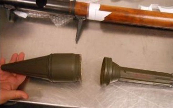 Người đàn ông Mỹ mang súng chống tăng B-40 lên máy bay