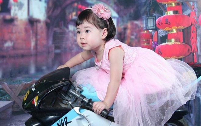 Diện đầm hồng công chúa nhưng lại tạo dáng trên xe moto, cô bé mầm non trông như tay đua chuyên nghiệp khiến dân mạng cười bò