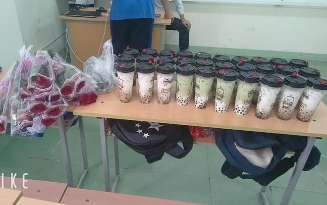 Bức ảnh được hưởng ứng nhiều nhất hôm nay: 8/3 chơi lớn tặng con gái cả lớp toàn trà sữa và hoa hồng