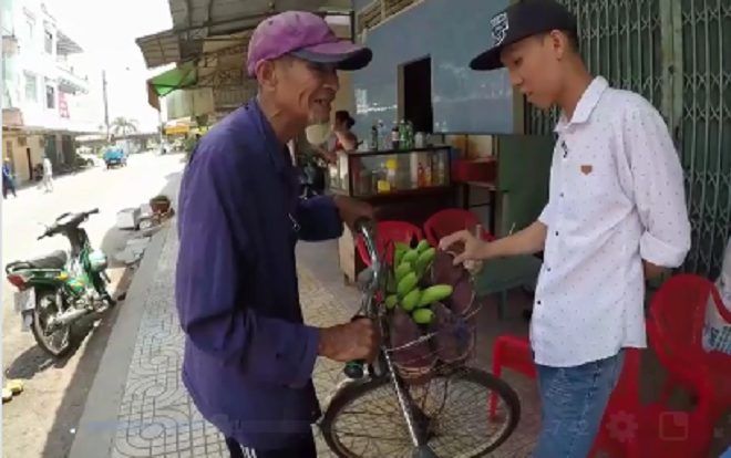 Cụ ông 81 tuổi hằng ngày miệt mài chở chuối đi 20km bán kiếm tiền lo cho vợ khiến nhiều người rơi nước mắt