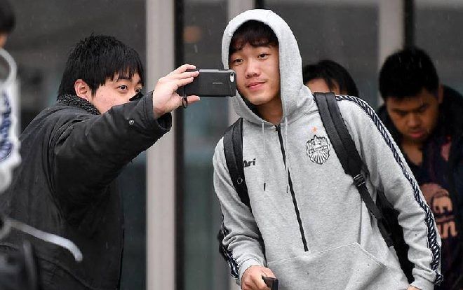 Xuân Trường gây sốt với clip 10 giây cười nhếch môi