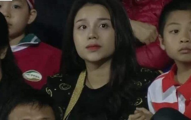 Bạn gái Tiến Dũng buồn bã nhìn Viettel trắng tay ở Derby thủ đô