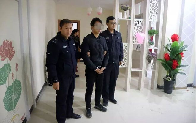 Tới dự đám cưới bạn, chàng trai bị bắt vì lý do đáng xấu hổ này