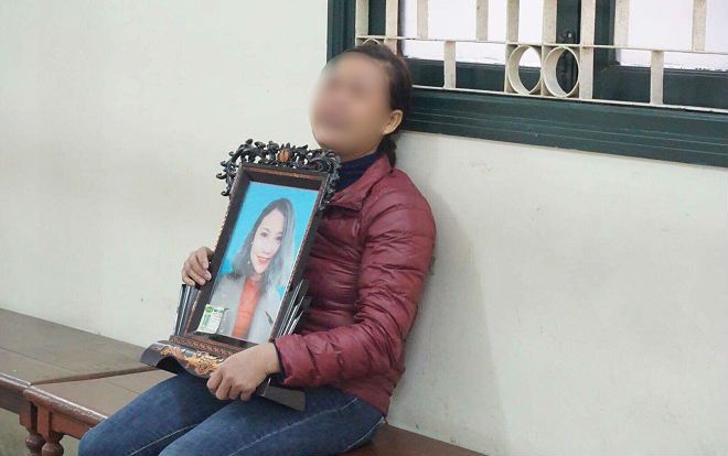 Xét xử vụ Châu Việt Cường giết người: Mẹ nạn nhân cầm di ảnh con khóc ngất bên ngoài phòng xử