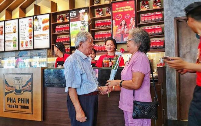 Chỉ mong đến khi không còn xinh đẹp như thời thanh xuân, vẫn có người đàn ông cầm tay và tặng bông hồng rực rỡ như thế này!