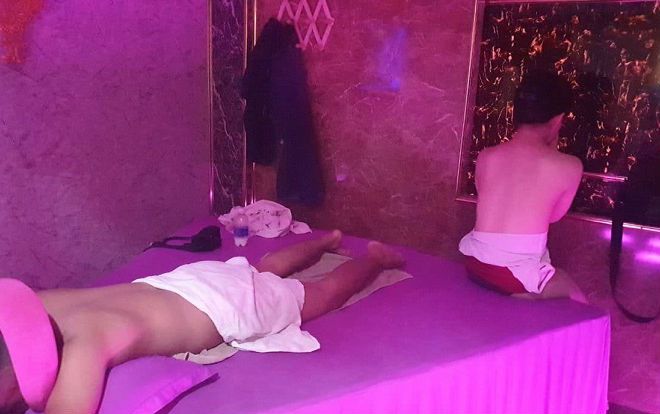 Nữ nhân viên 20 tuổi thoát y kích dục cho khách trong tiệm masage Zeus ở Sài Gòn