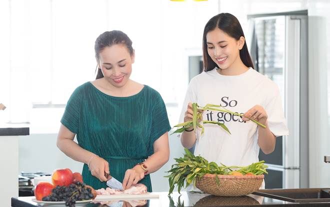Lần đầu hé lộ hình ảnh đời thường của hoa hậu Tiểu Vy bên mẹ nấu ăn nhân ngày 8/3