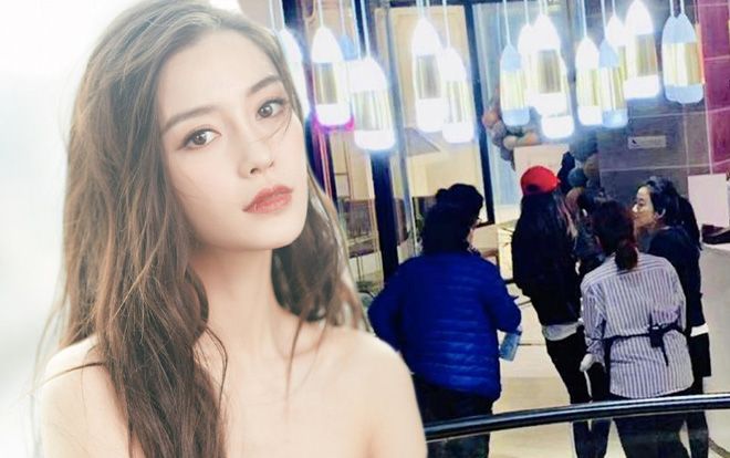 Angelababy tiếp tục bác bỏ tin đồn ly hôn bằng việc xuất hiện cùng Tiểu Bọt Biển và mẹ của Huỳnh Hiểu Minh