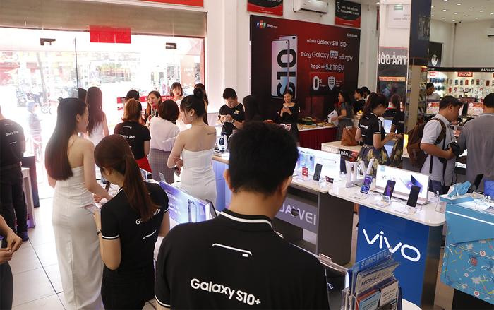 Samsung Galaxy S10 và S10+ mở bán tại Việt Nam: Giá từ 21 triệu đồng, số lượng đặt hàng khủng nhất trong lịch sử dòng Galaxy S!