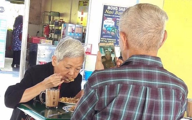 Không phải ngôn tình, tấm ảnh minh chứng cho tình yêu ‘ông bà anh’ này vẫn khiến nhiều người ghen tị