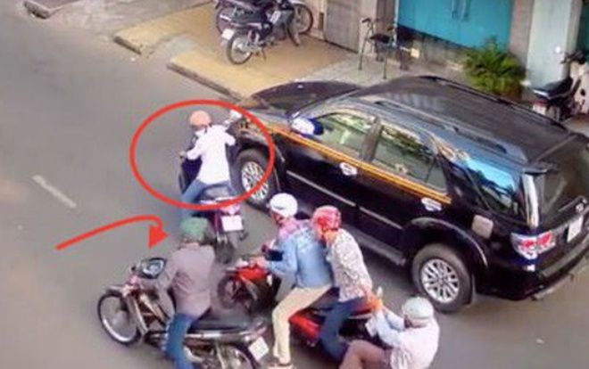 Cảnh sát hóa trang thành tài xế Grab 'tung cước' bắt nhóm đối tượng mang theo dao bầu dàn cảnh cướp túi xách