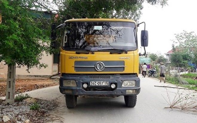 Nghệ An: Xót xa cháu bé 3 tuổi bất ngờ bị xe tải cán tử vong khi đang cùng mẹ qua đường